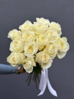 Букет белых роз, 60см, 15шт:Идеальное Выражение Элегантности и Чистоты — изображение 3