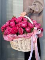 Корзина пионовидных малиновых кустовых роз, 19 шт