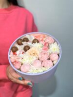 Нежная композиция с розами и сладостями