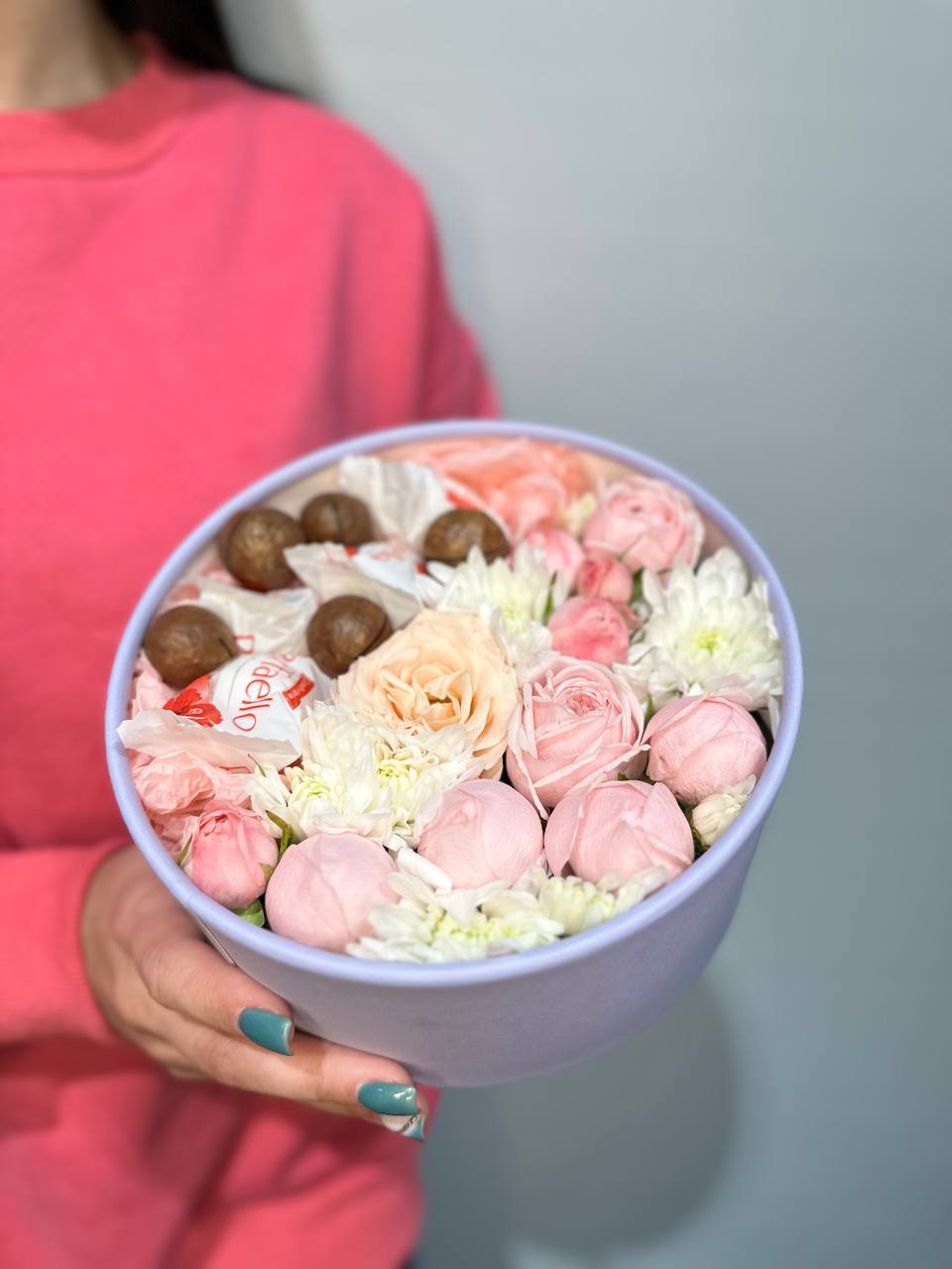 5220127475630199428.jpg Нежная композиция с розами и сладостями — изображение 1