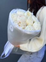 Букет белых пионов в оформлении, 9 штук