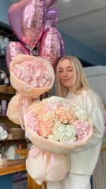 Комбо-набор №19 с фольгированными шарами сердцами и двумя букетами из гортензий: 5 и 9 нежной гортензии в оформлении