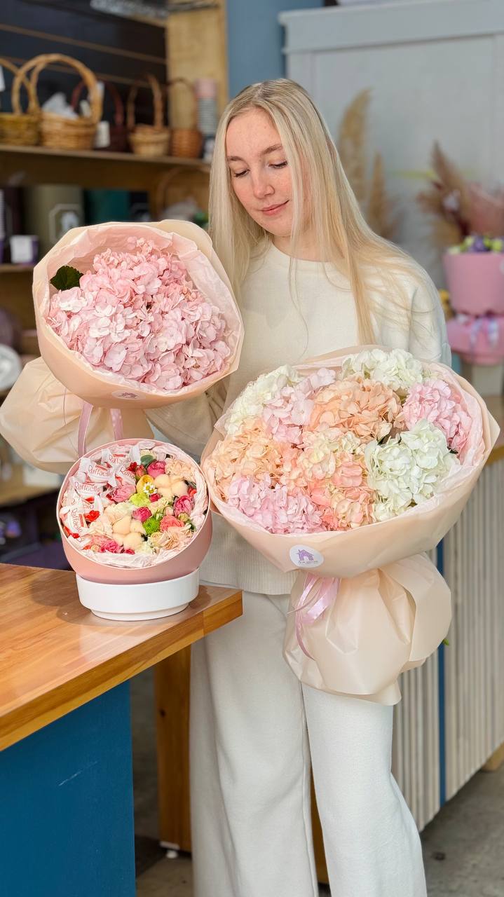 5258028947113446238.jpg Комбо-набор №15 вкусный набор и два букета из гортензий: из 5 и 9 нежной гортензии в оформлении — изображение 1