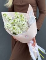 Букет из 7 белых маттиол в оформлении