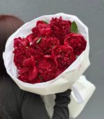 Букет из 9 красных пионов Ред Шарм в оформлении