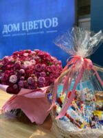 Комбо: шикарный букет из 101 кустовой пионовидной розы и сладкая корзина