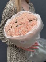 Букет из 25 нежных, кремово-персиковых диантусов