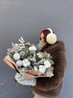 Авторский букет на новый год из нобилиса с декором "Зимние мечты" — изображение 5