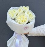 Букет из 5 белых пионов Дюшес де Немур в оформлении