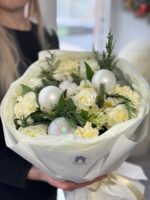 Авторский букет из роз, диантусов, хлопка в новогоднем оформлении — изображение 2