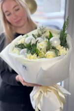 Авторский букет из роз, диантусов, хлопка в новогоднем оформлении — изображение 3