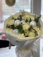 Авторский букет из роз, диантусов, хлопка в новогоднем оформлении — изображение 6