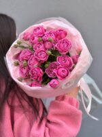 Букет из 7 кустовых пионовидных сиреневых роз