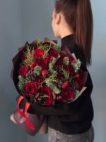 Новогодний букет из красных роз «Рождественский подарок» — изображение 6