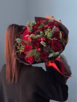 Новогодний букет из красных роз «Рождественский подарок» — изображение 8