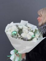 Новогодний букет из кустовых хризантем «Новогоднее сияние» — изображение 6