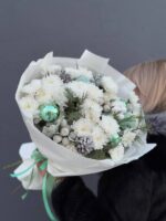 Новогодний букет из кустовых хризантем «Новогоднее сияние» — изображение 5