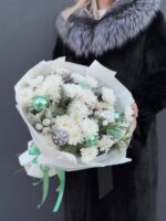 Новогодний букет из кустовых хризантем «Новогоднее сияние» — изображение 7