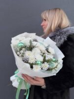 Новогодний букет из кустовых хризантем «Новогоднее сияние» — изображение 2