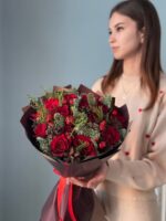 Новогодний букет из красных роз «Рождественский подарок» — изображение 2
