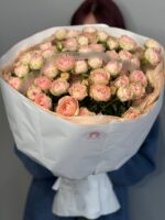 Букет из 15 кустовых пионовидных нежно-розовых роз — изображение 3