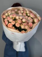 Букет из 15 кустовых пионовидных нежно-розовых роз — изображение 4