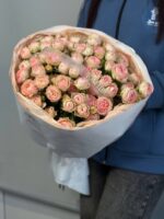 Букет из 15 кустовых пионовидных нежно-розовых роз — изображение 6