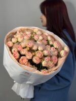 Букет из 15 кустовых пионовидных нежно-розовых роз — изображение 5