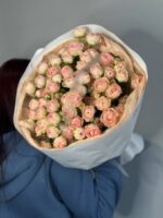 Букет из 15 кустовых пионовидных нежно-розовых роз — изображение 2