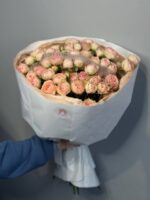 Букет из 15 кустовых пионовидных нежно-розовых роз — изображение 7