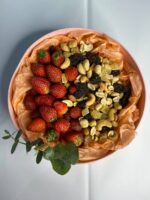 Полезный набор с орехами, цукатами и клубникой