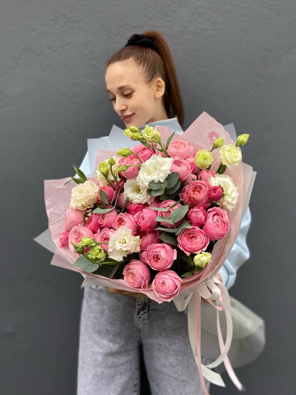 IMG_8455.jpeg Авторский букет из кустовой пионовидной розы с эустомой — изображение 1