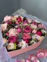 Композиция кустовых роз с диантусами в сердце — изображение 3
