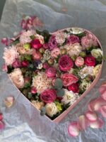 Композиция кустовых роз с диантусами в сердце