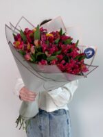 букет альстромерий в упаковке, 25шт красных — изображение 6