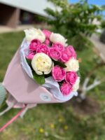 дуобукет из 5 пионов и 4 кустовых роз — изображение 3