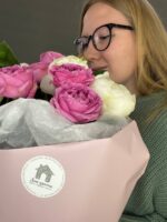 дуобукет из 5 пионов и 4 кустовых роз — изображение 2