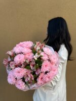 Букет из кустовой хризантемы с альстромерией — изображение 7