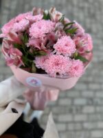 Букет из кустовой хризантемы с альстромерией — изображение 4
