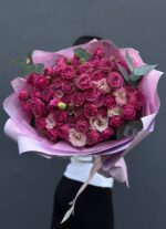 букет из пионовидных кустовых роз с эустомой