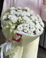 Букет ромашковых хризантем в оформлении