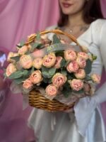 Корзина нежных кустовых роз, пионовидных