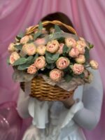Корзина нежных кустовых роз, пионовидных — изображение 5