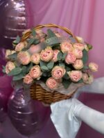 Корзина нежных кустовых роз, пионовидных — изображение 6
