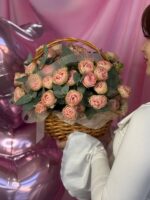 Корзина нежных кустовых роз, пионовидных — изображение 7