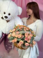 Комбо: Корзинка кустовых роз и мишка 60см — изображение 3