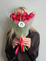 Букет из 9 малиновых тюльпанов, пионовидных — изображение 2