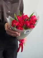 Букет из 9 малиновых тюльпанов, пионовидных — изображение 4