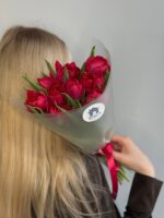 Букет из 9 малиновых тюльпанов, пионовидных — изображение 5