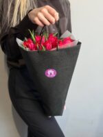 Букет из 9 малиновых тюльпанов, пионовидных — изображение 7